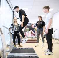 Studenten fysiotherapie aan het werk