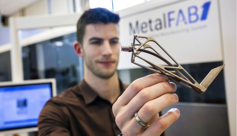HAN Werktuigbouwkunde Student Dennis Visbeek heeft tijdens tijdens zijn afstudeerproject een nieuw machineonderdeel ontworpen voor Royal Kaak Food Processing Systems.