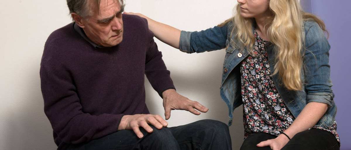 een acteur speelt een psychiatrisch patient in een rollenspel met een verpleegkundige