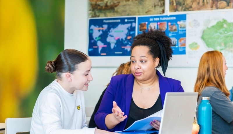Docent legt uit aan leerling