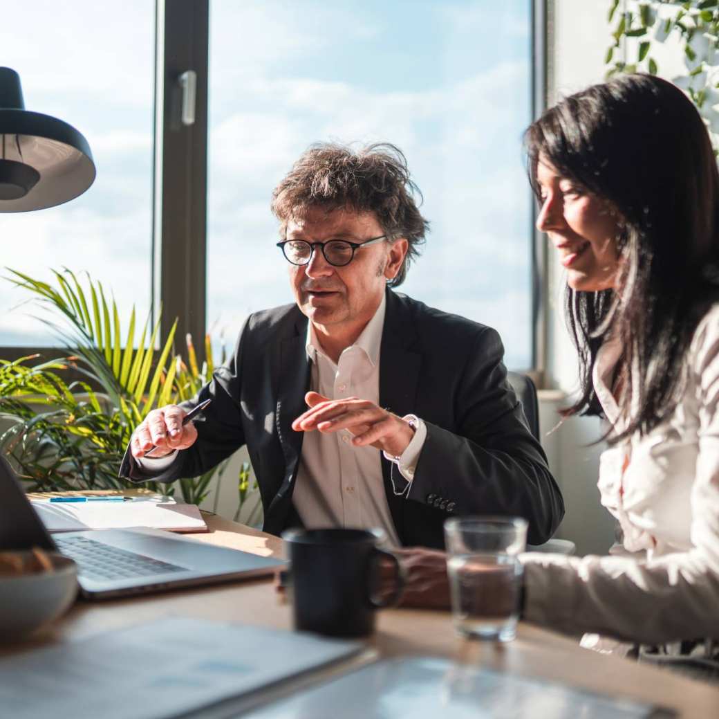 Financieel adviseur geeft integraal advies aan cliënt op een kantoor