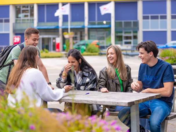 AFEM_studenten-buiten-plein-arnhem-0328_2023