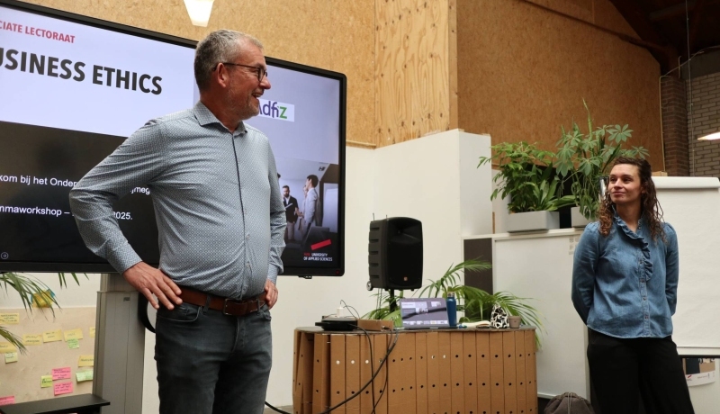 Associate lector Kim Meijer geeft een workshop bij het Ondernemerslab