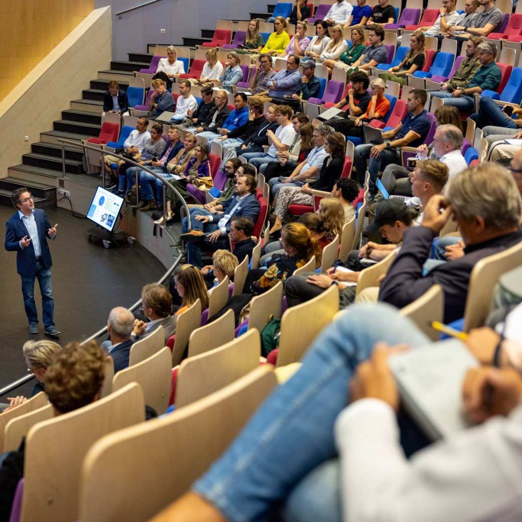 Auditorium gevuld met deelnemers tijdens de plenaire sessie tijdens de Masterclass AI van het Business Service Center en OndernemersLab Nijmegen.
