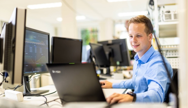 Embedded Systems Engineering student Stijn aan het werk met programmeren, metingen en berekeningen bij stagebedrijf Qirion Alliander.