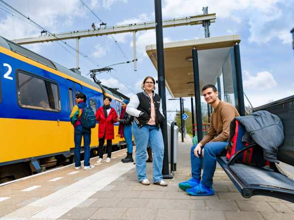 Diego, Nyugen, Chadionne, Noa and Andrei awaiting for the train at Arnhem train station.