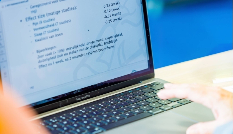 Foto van laptop met daarop informatie over de op cursus acute pijn service.