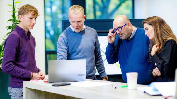 Studenten van de master Business Sales in overleg. 