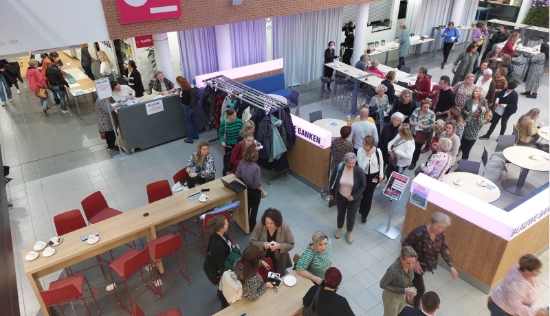 Deelnemers van het seminar Toekomstbestendige Zorg lopen richting het auditorium.