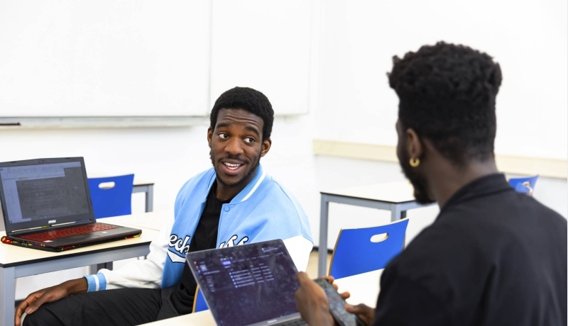 International Business-studenten hebben interactie tijdens de les
