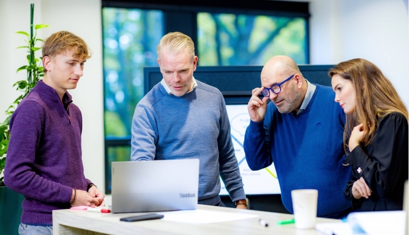Studenten van de master Business Sales in overleg.