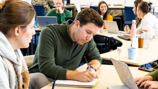 AMM LLO studenten werken tijdens de les aan een vraagstuk