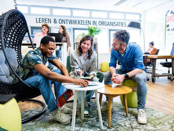 Studenten Learning and Development in Organisations (Opleidingskunde) in gesprek met de docent