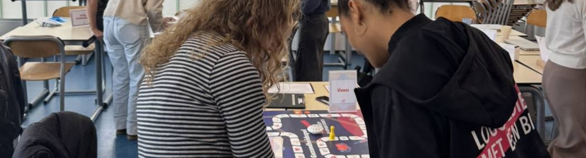 2 scholieren spelen het gezondheidsspel van de HAN