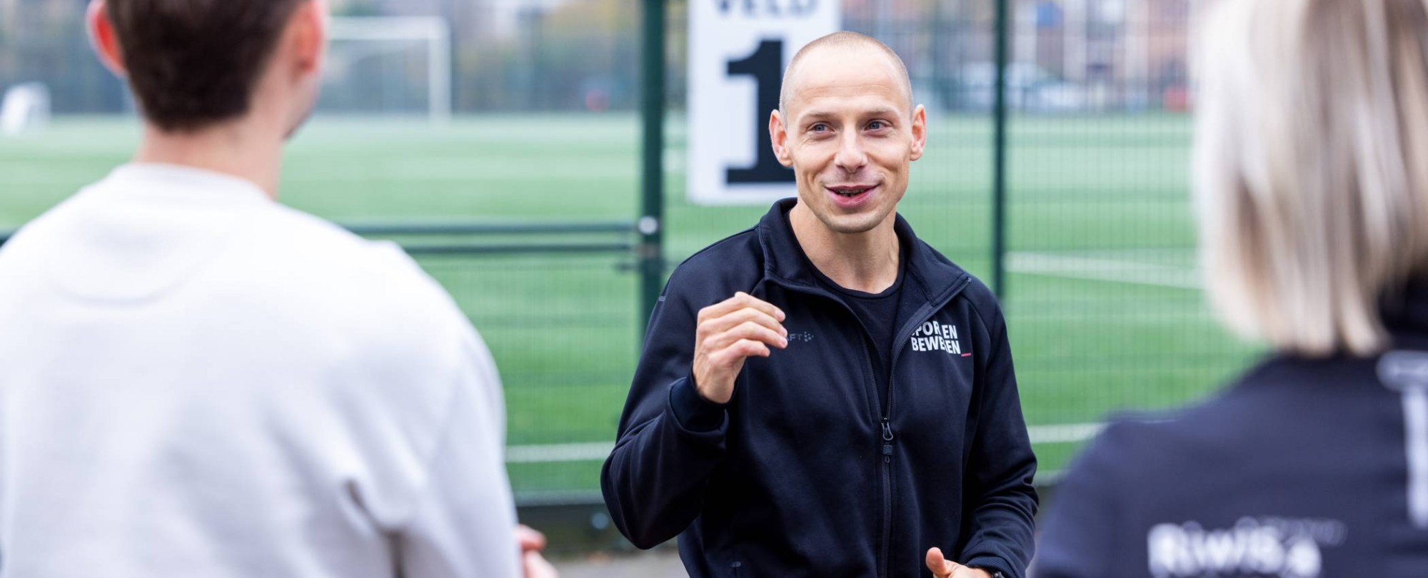 Sportdocent geeft uitleg