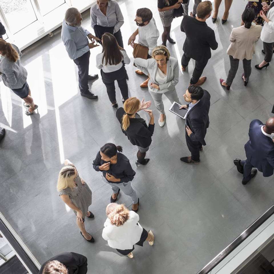 Netwerk bijeenkomst Smart Manufacturing, groep mensen in een hal van bovenaf gezien