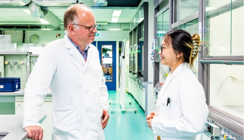 Docent en student overleggen in lab