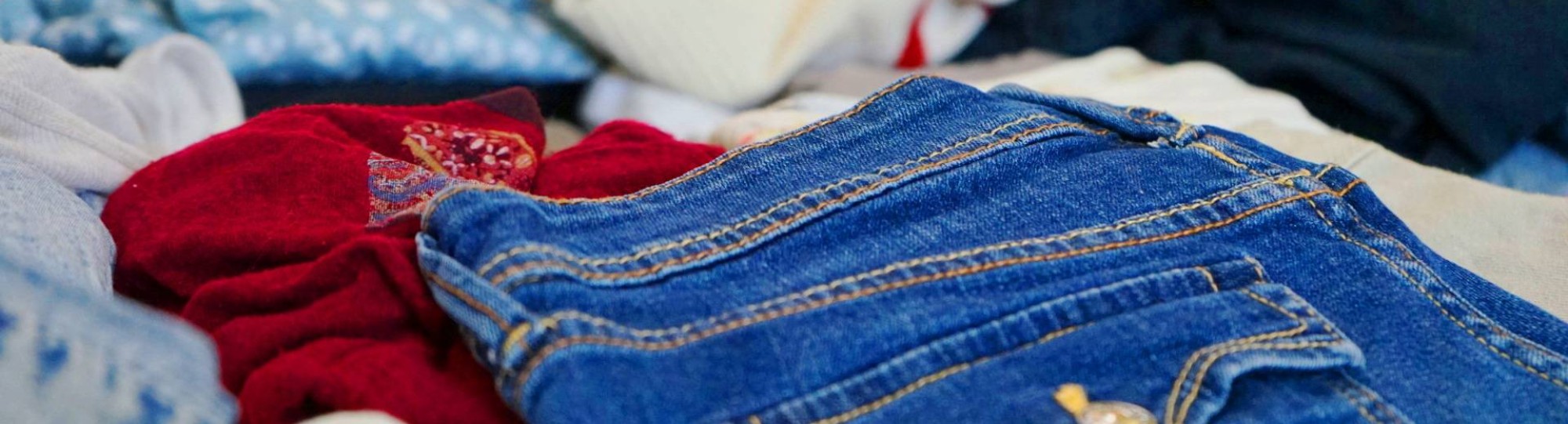 Close-up van de kleding die verkocht of geruild kan worden op de Kledingruil 2022. HAN Nijmegen. 