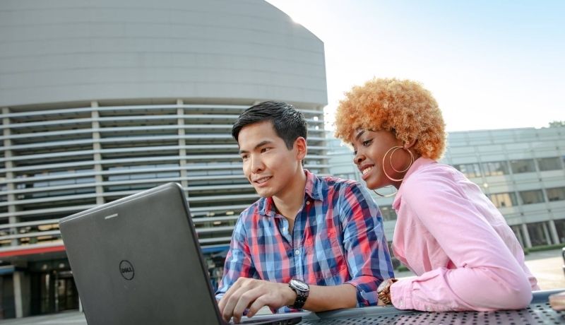 Studenten met laptops overleggen