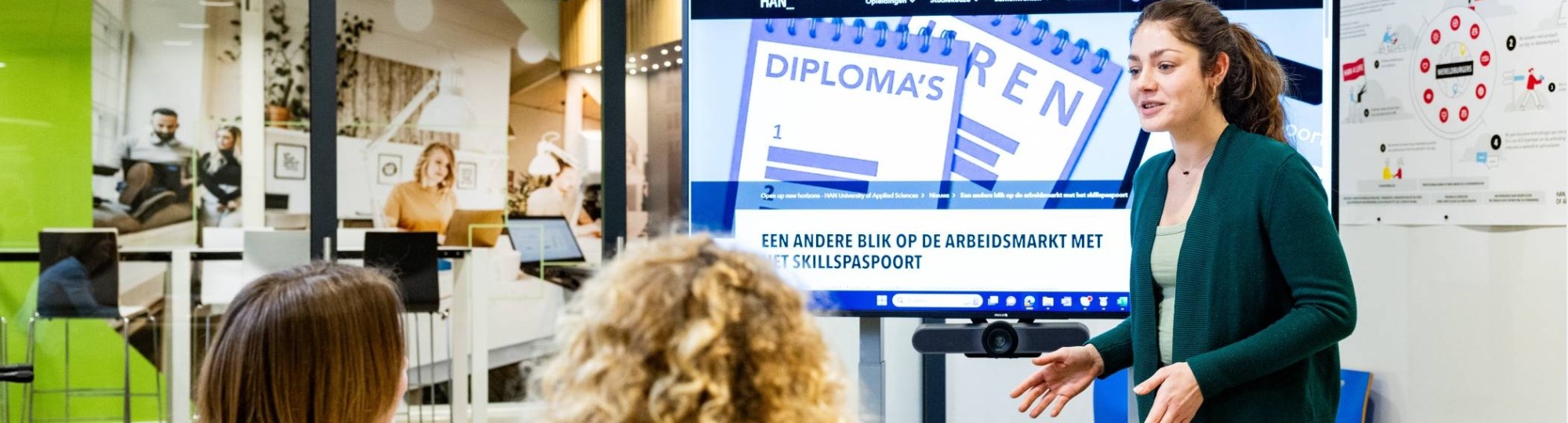 Studenten van Bedrijfskunde deeltijd presenteren tijdens de les