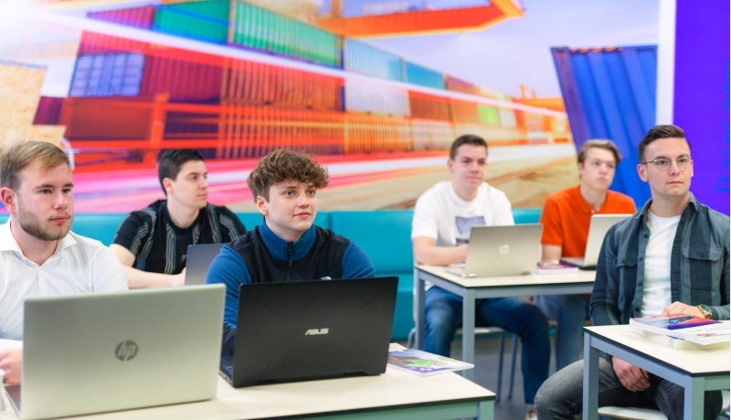Foto Logistics Management voltijd, klassetting, studenten met laptop in het lokaal