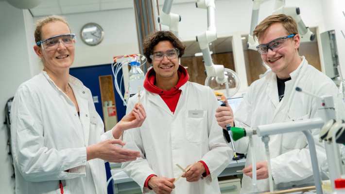 Karin en twee studenten werken binnen HAN BioCentre aan het project Connecting Fibres 
