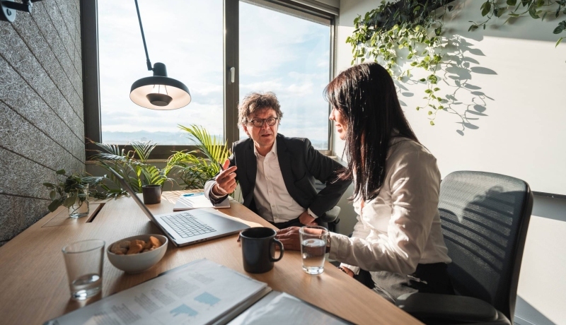 Een financieel adviseur geeft advies aan een mkb-er