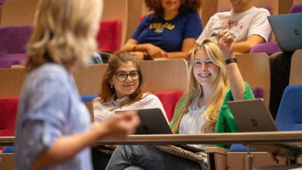 Studenten zitten in de hoorzaal