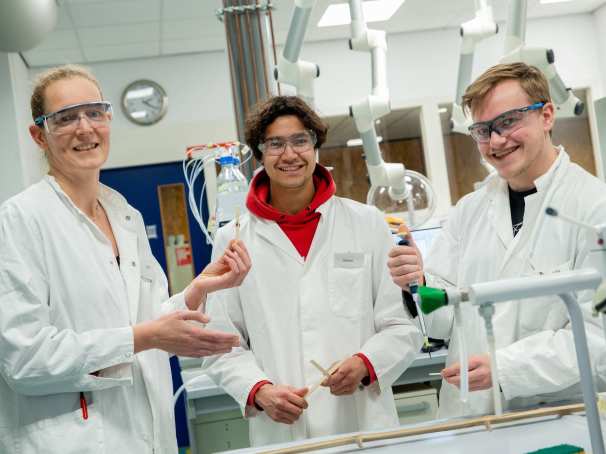 Karin en twee studenten werken binnen HAN BioCentre aan het project Connecting Fibres