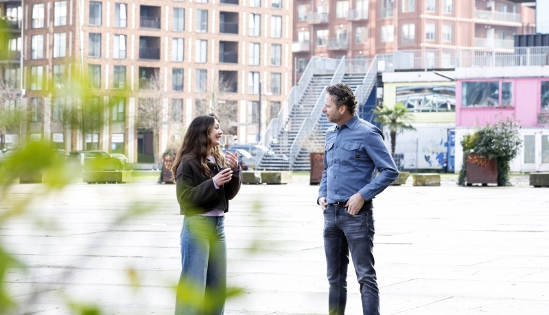 Een groepje studenten van de master Human Capital Innovation werken samen in een lokaal aan een opdracht