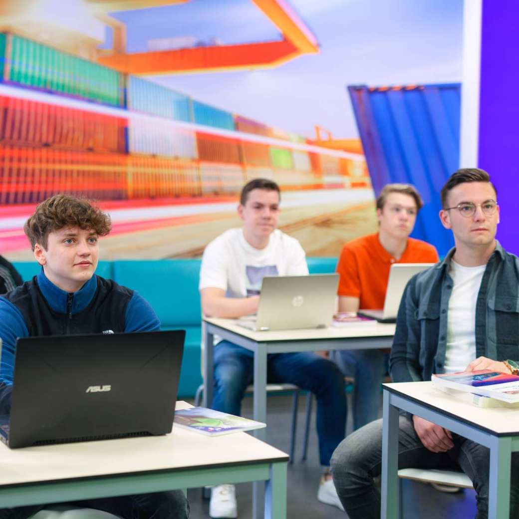 Foto Logistics Management voltijd, klassetting, studenten met laptop in het lokaal
