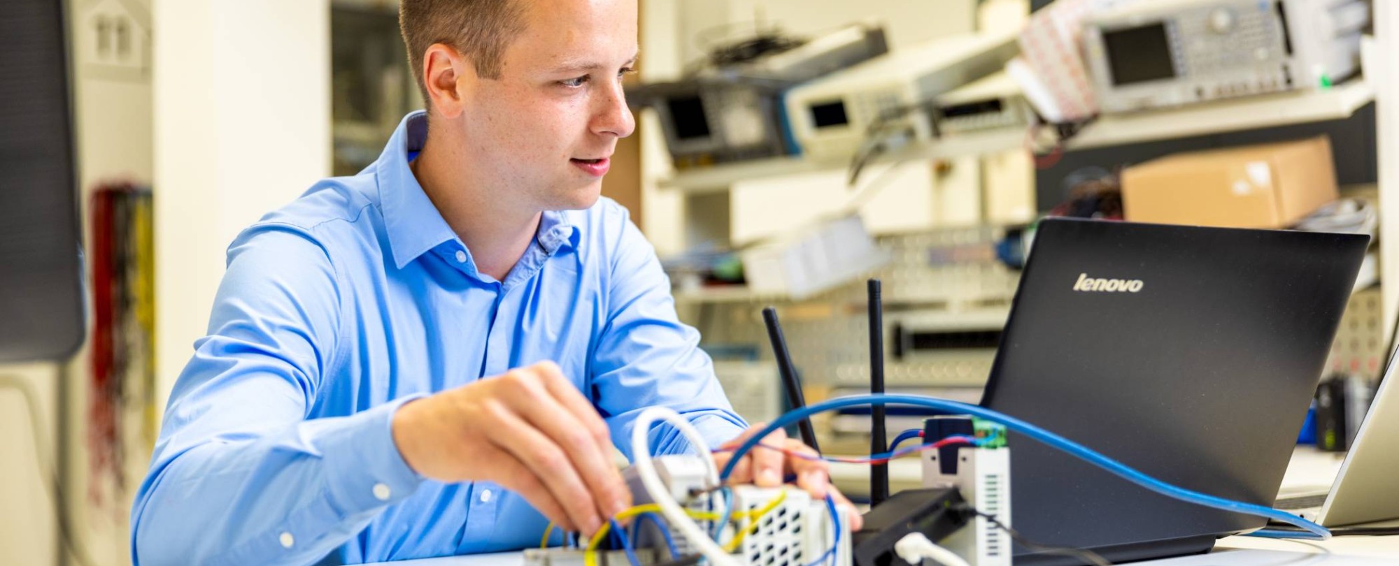 Student Stijn bezig met zijn afstudeerproject voor de opleiding Embedded Systems Engineering die hij uitvoert bij Qirion Alliander.