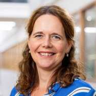 Portretfoto Elke Naumann, wit t-shirt, blauw-wit gestreepte blouse