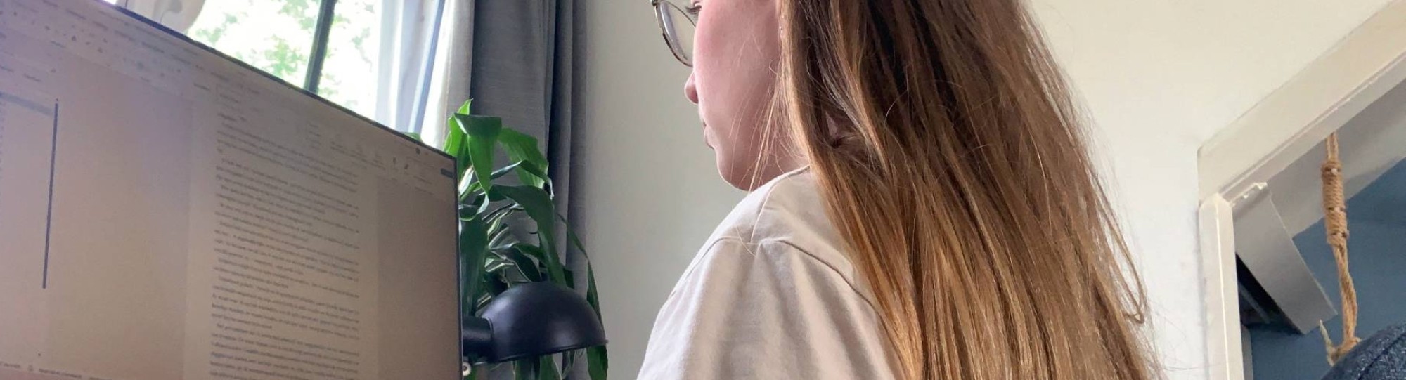 CMD-student Jade werkt achter haar laptop aan haar boek