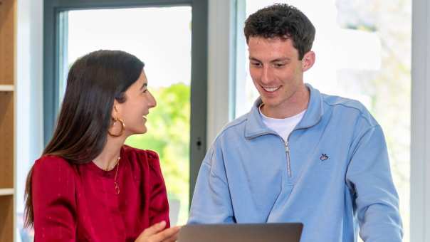 Twee studenten van hbo Toegepaste Psychologie werken samen achter de laptop