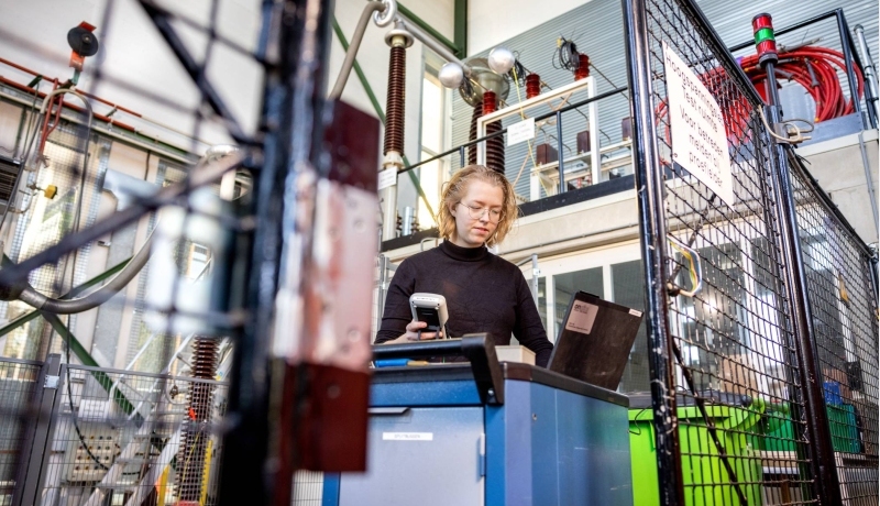 Elektrotechniekstudent Bianca in het hoogspanningslab van Qirion waar zij haar afstudeeropdracht uitvoerde. Academie Engineering en Automotive.
