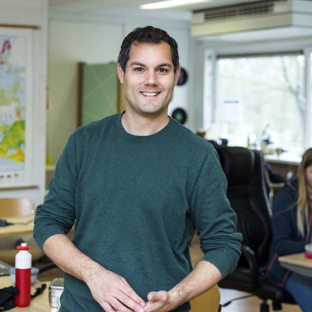 man in groene trui portret