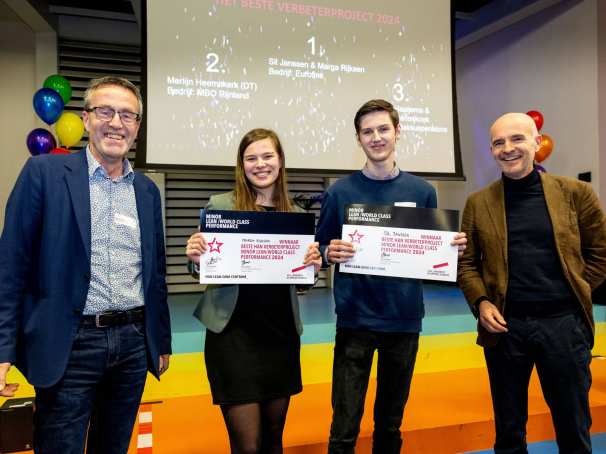 HAN Lean Event 2024 uitreiking beste HAN Lean verbeterproject. Van links naar rechts, Stef Tiggeloven, Marga Rijksen, Sil Janssen en Vincent Wiegel