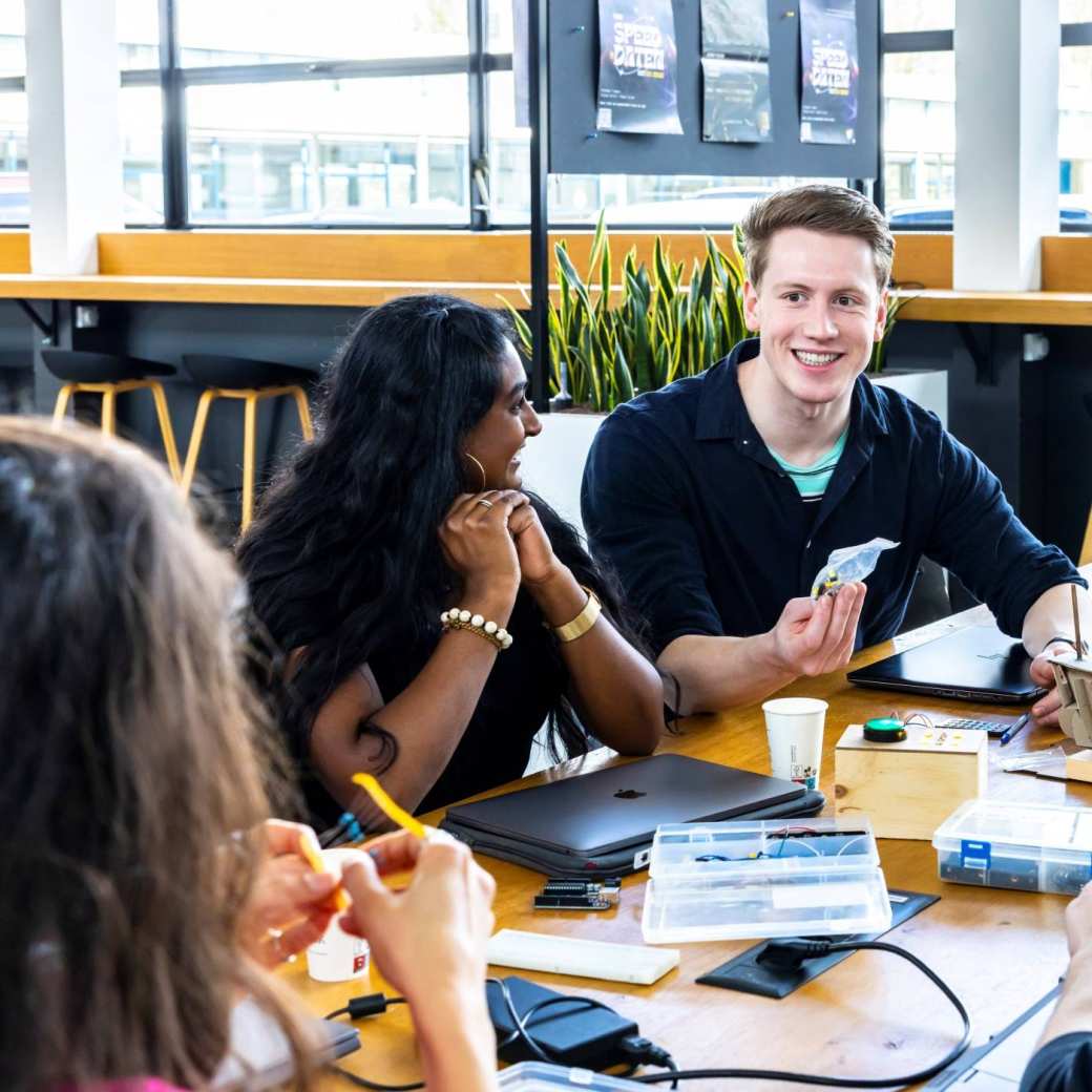 Studenten CMD in overleg met projecten in de lounge. 