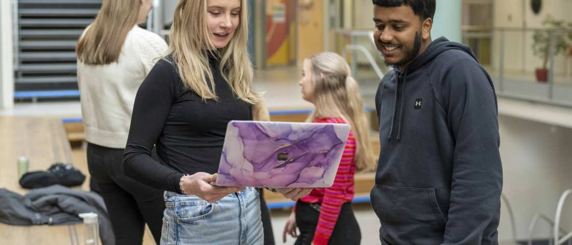 Health fotoshoot wijkcentrum 2 studenten overleggen