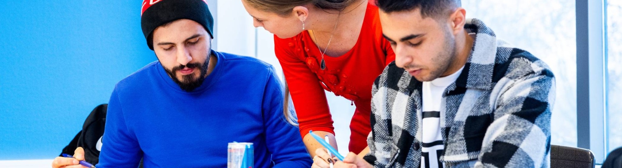 Docent en twee studenten in een klaslokaal