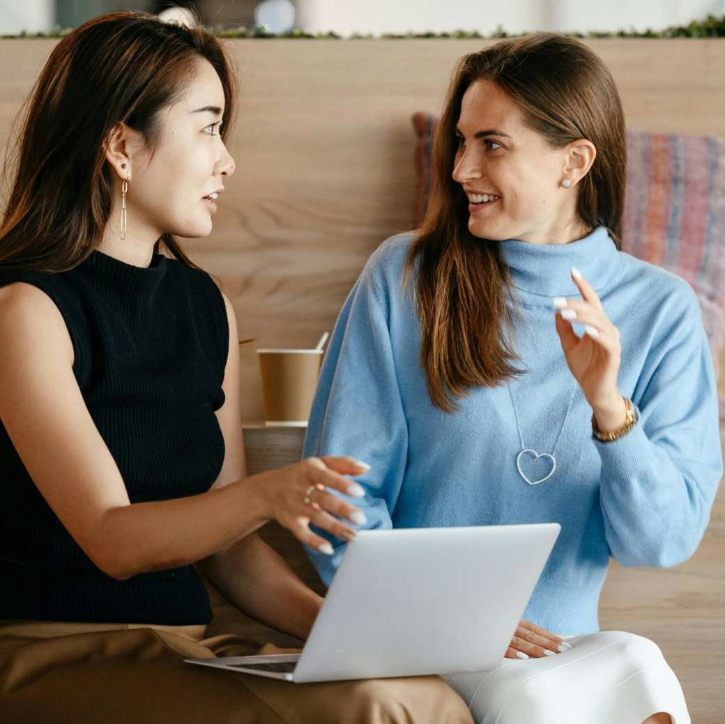 Deeltijdstudenten marketing en sales overleggen met elkaar.