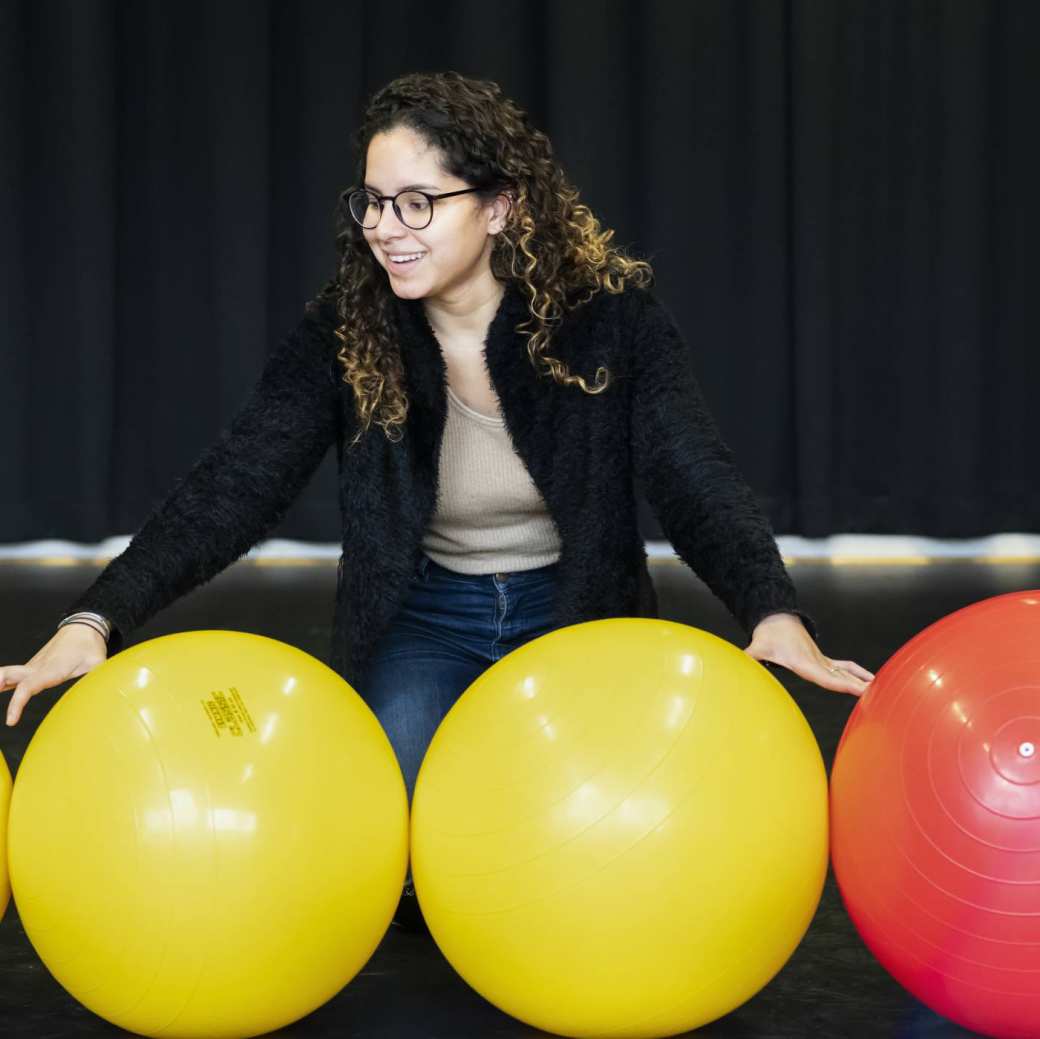 een student psychomotorische therapie van de han master vaktherapie met 4 ballen