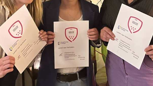 HAN en Graafschap College reiken samen edubadge 'Leren van verhalen' uit. 
