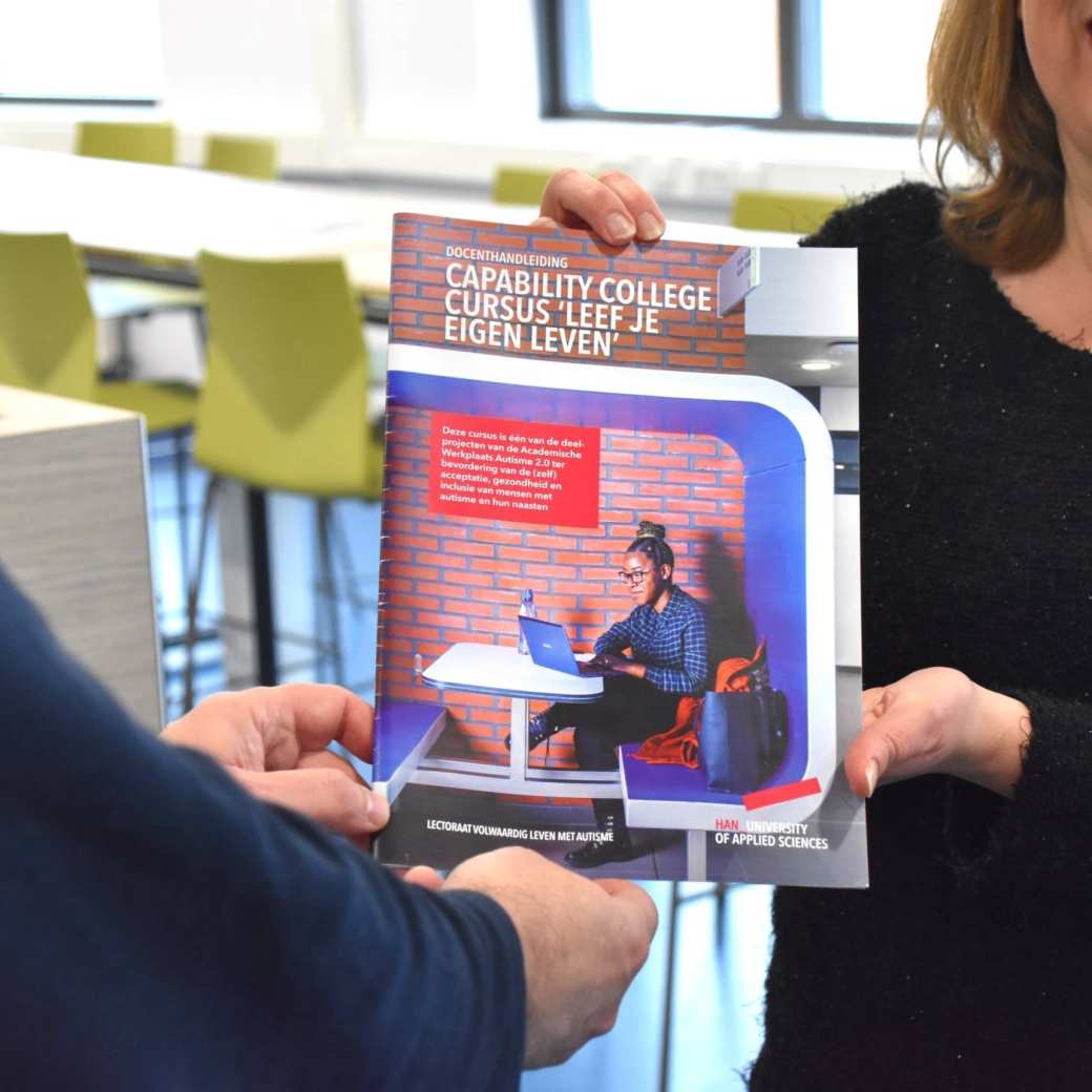 Een foto met daarop de handleiding Leef je eigen leven, onderdeel van het project Capability College, Volwaardig Leven met Autisme