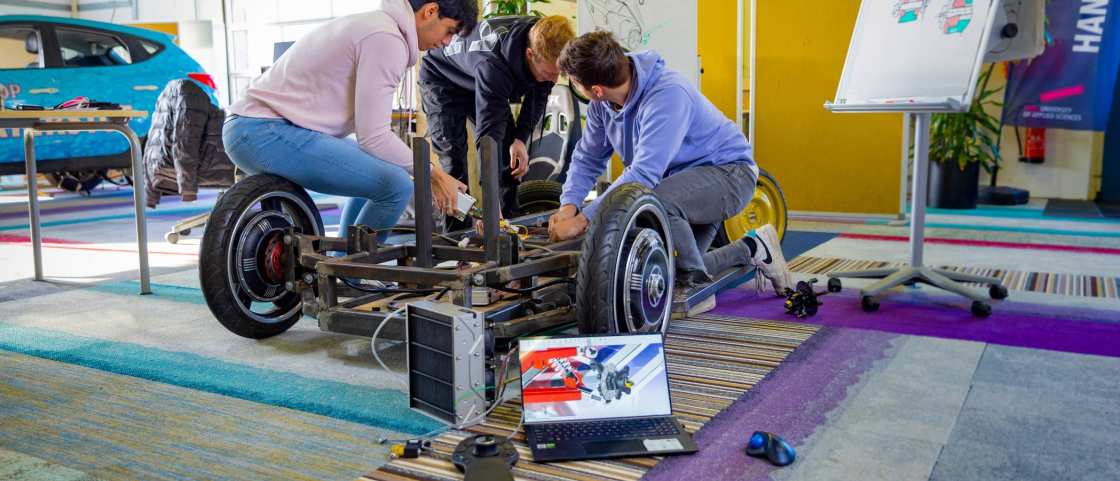 Studenten werken aan Boyle eenpersoonswaterstofvoertuig H2lab Waterstoflab IPKW waterstofproject