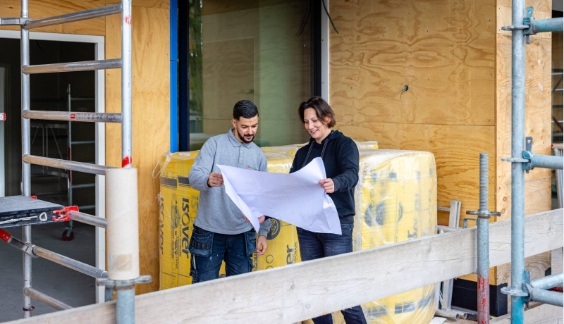 opzichter overlegt met medewerker