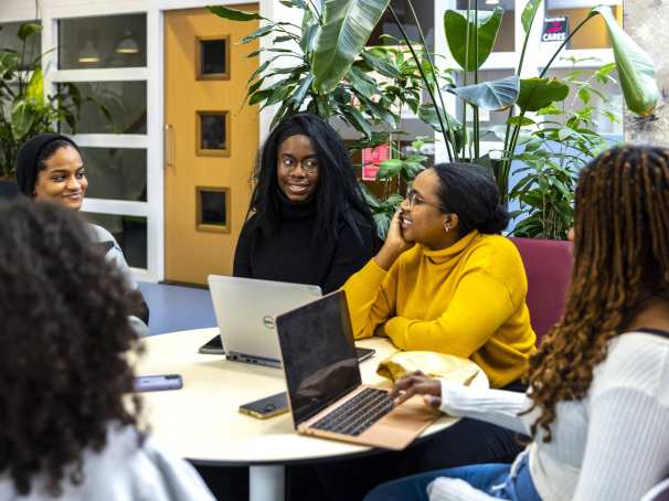 International Social Work. Groepje studenten aan tafel in gesprek op locatie Kapittelweg 33 in Nijmegen