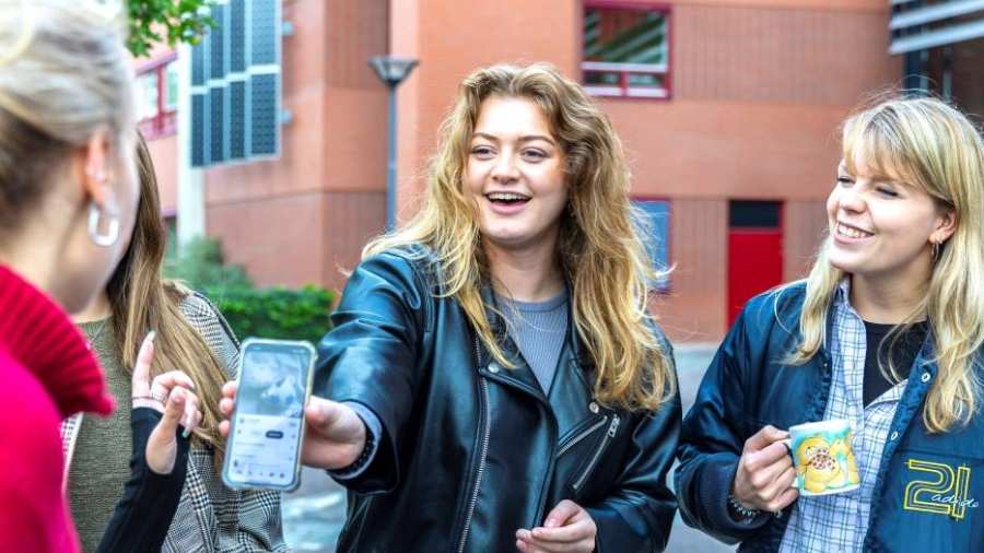 3 studenten Social Work zijn enthousiast over de vragen via WhatsApp.