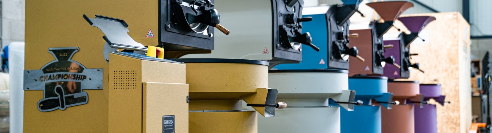 Kleurrijke koffiebranders op rij van Giesen Coffee Roasters